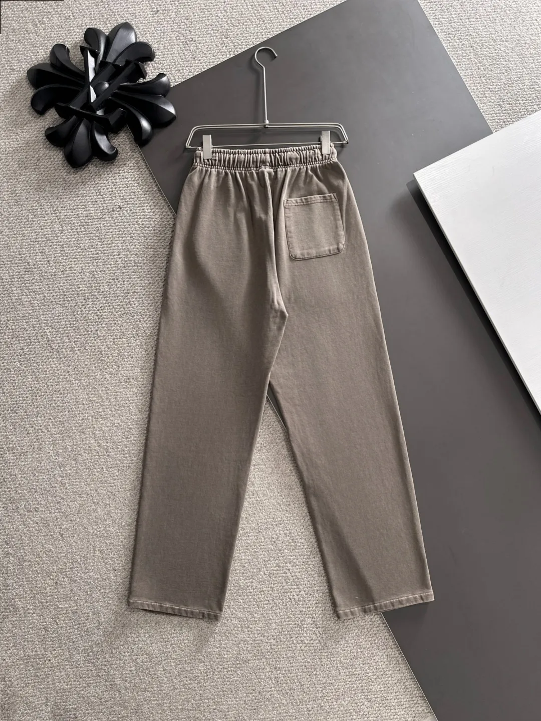Next day shipment P360 Stone lsland/Stone Island Exclusively launches 25ss autumn and winter new high-quality trousers. Compare real-life details at will. Craftsmanship that ordinary small workshops cannot copy. Top-level ZP development. Unique imported fabric feel. Purely imported German machine production. Precision operation. Ten thousand needle density. A pair of trousers with rich details. You can see the development strength. A full set of new accessories are customized simultaneously. Simple yet elegant. Soft, delicate and comfortable. The upper body is versatile and fashionable. A perfect choice for autumn and winter. A must-have item. Loose fit. Please refer to the size chart when placing an order: S to XXL (or state your height and weight when placing an order)